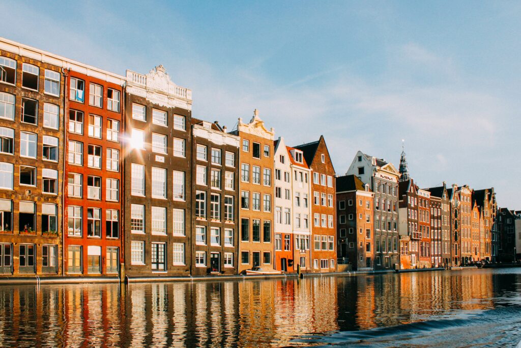 Amsterdam ist eine großartige Stadt, die man erkunden kann, bevor man auf eineKreuzfahrt geht