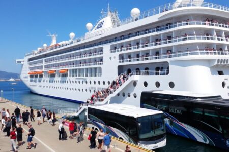 AIDA Kreuzfahrtschiff im Hafen mit Passagieren, die zu Landausflügen aufbrechen