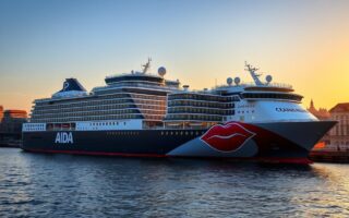 AIDA Kreuzfahrtschiff im Hamburger Hafen bei Sonnenuntergang